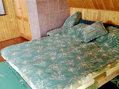 Велике зручне ліжко у кімнаті